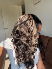 Image 13 of 22 inch 9x6 GLUELESS HD lace closure WIG wavy with BLONDE HIGHLIGHTS 