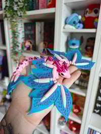 Image 2 of dragón rosa y aguamarina 