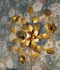 Image 3 of Applique murale fleurie dorée 