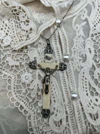 Image 1 of Grande croix, pendentif du 19ème siècle, en os et argent plaqué poinçonné. 