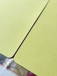 Image 8 of Table + chaises en Formica 