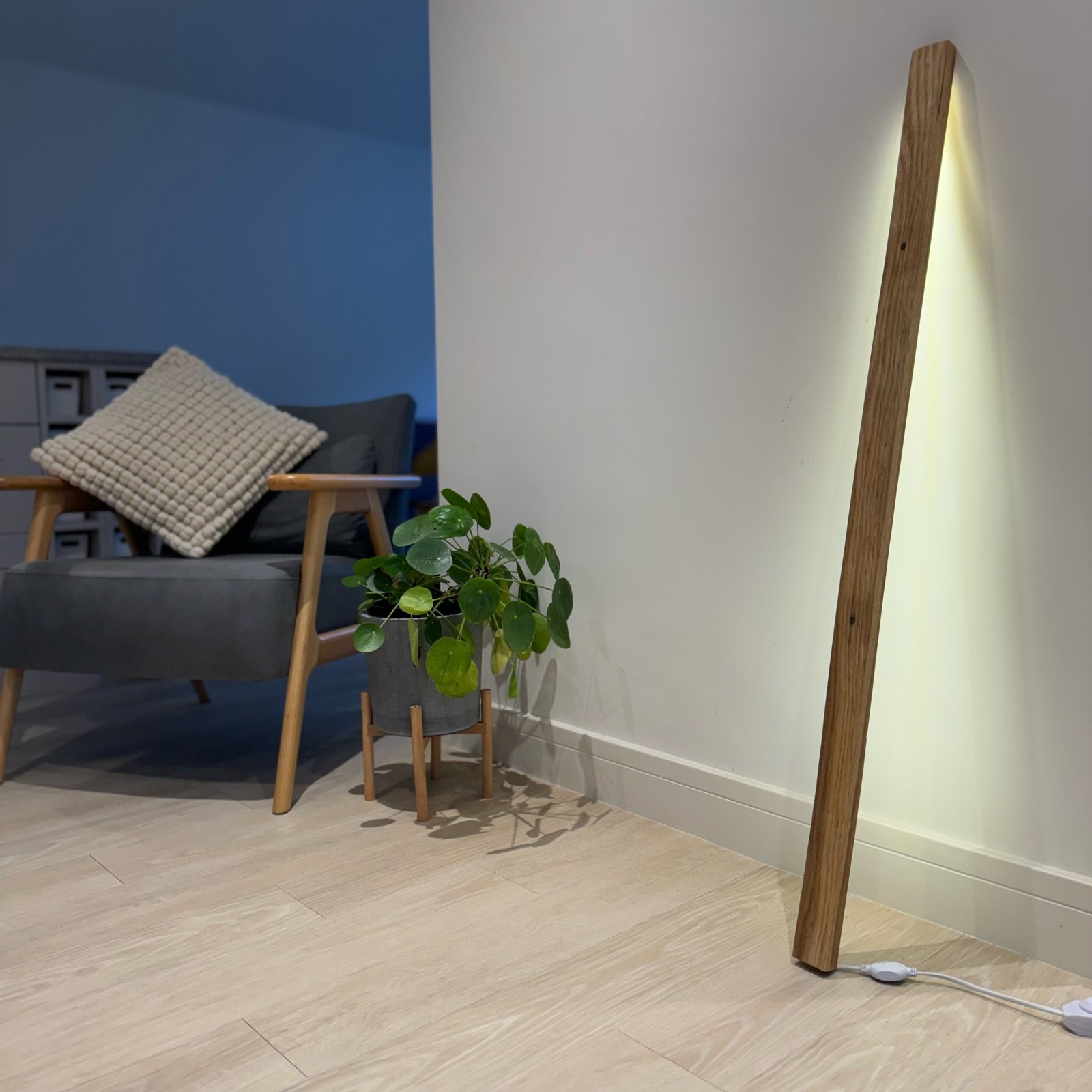 Wooden free standing deals lamp