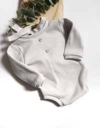 Image 1 of Photoshooting newborn boys bodysuit Robbie| light gray | long sleeves