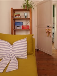 Image 1 of coussin noeud lila
