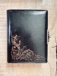 Image 1 of Ancien album photo en cuir, motif de dragon, 1900