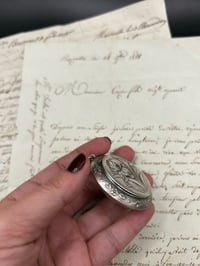 Image 4 of Très beau pendentif, miroir de châtelaine, ou miroir à mouches, cuivre plaqué argent, 19eme s.