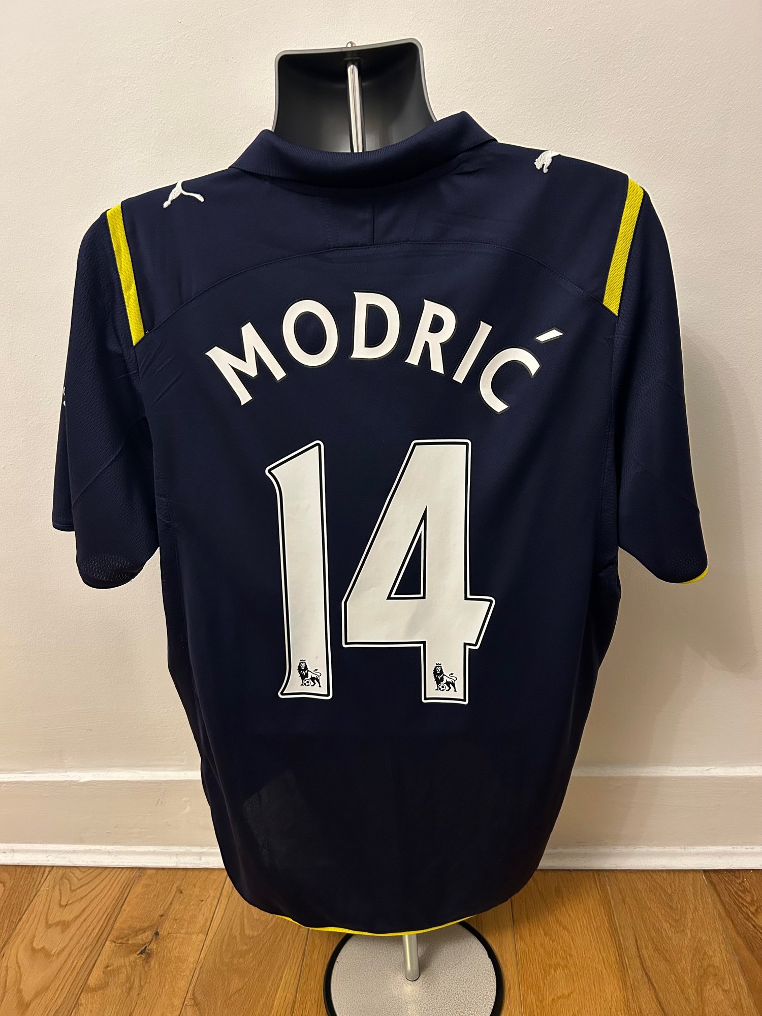 Image of Tottenham Hotspur “MODRIĆ 14” 2009/10 Away Shirt + PL patches (L)