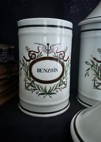 Image 2 of Très grand pot d’apothicaire, de la fin du XIXème siècle, porcelaine peinte: benzoin