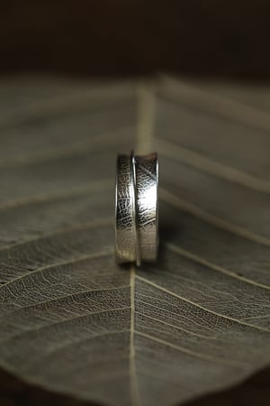 Image of  Leaf print spinner ring 