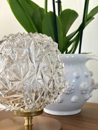 Image 3 of Lampe globe en verre taillé