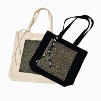 Image 4 of Sac Tapisserie alphabet en crème // Alphabet Tapestry Tote in Creme
