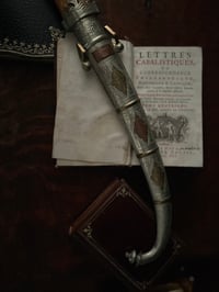 Image 4 of Poignard traditionnel ancien dit Koummya, métal argenté, bois blond.Fin du XIXème siècle