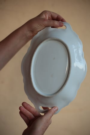 Image of Flache, dekorative Schale mit Griffen und rosa Blümchenbemalung