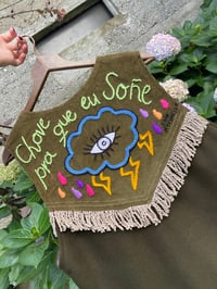 Image 10 of Chaleco feito e bordado a man. CHOVE PRA QUE EU SOÑE. Talla única!