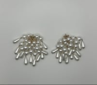 Bunch of pearl droplets earring