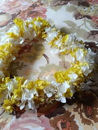 Image 3 of Couronne hortensia blanc et jaune gypsophile blanc 