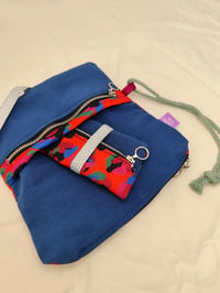 Image 4 of Maxi Cartera ZARVAJE ROJO, con azul y elástico plateado