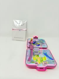 Image 6 of Ensemble bracelet et Polly Pocket Carré fushia parc d'attraction 2
