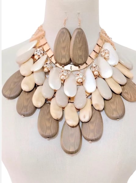 Image of Sandy Love Statement Necklace 