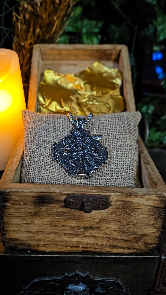 πThe Armored Kingdom Odin Keeper of the Ravens Necklace
