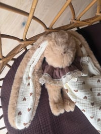 Image 2 of DOUDOU 20 CM ET SON LANGE CŒUR CHOCOLAT 