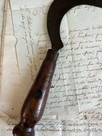 Image 3 of Serpette moyenne, début 1900, bois patiné et acier. 