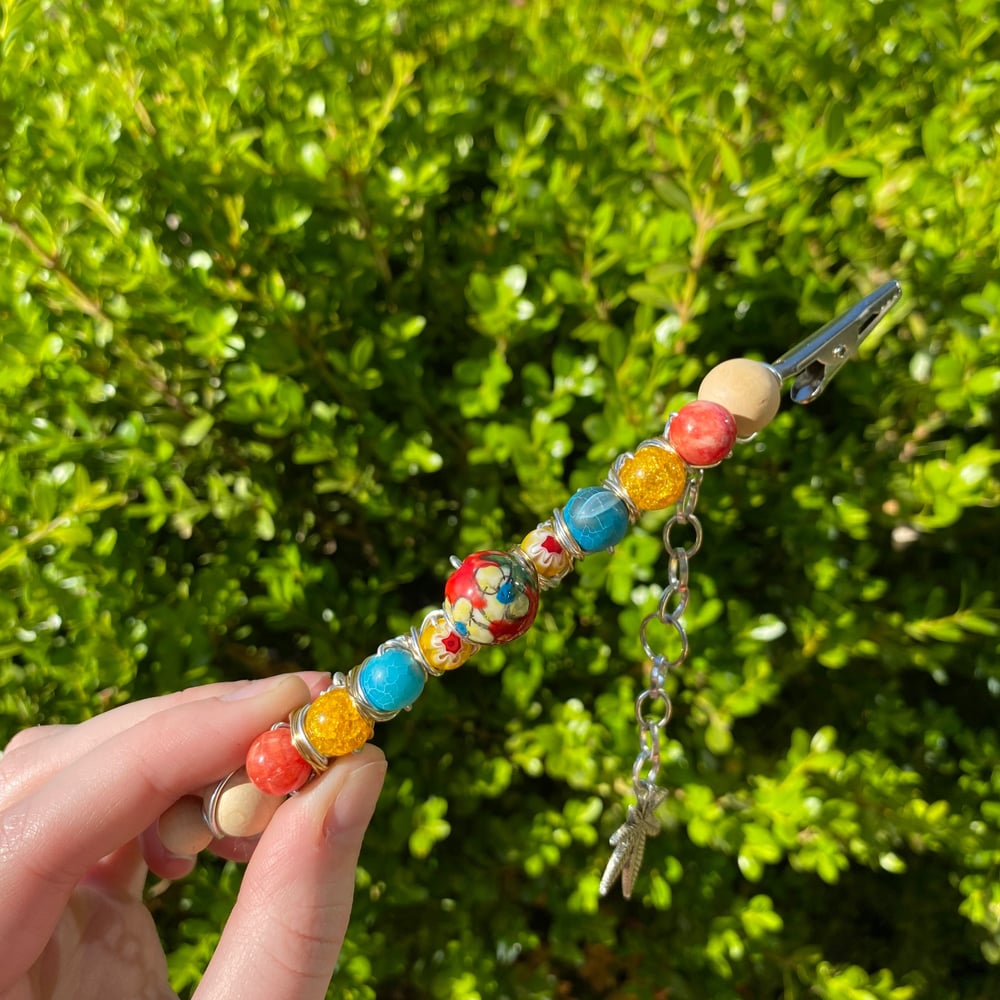 Image of prism daisy roach clip 