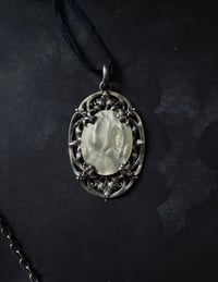 Image 3 of Magnifique pendentif métal plaqué argent, rond de nacre et feuille d’acanthes, XIXème siecle