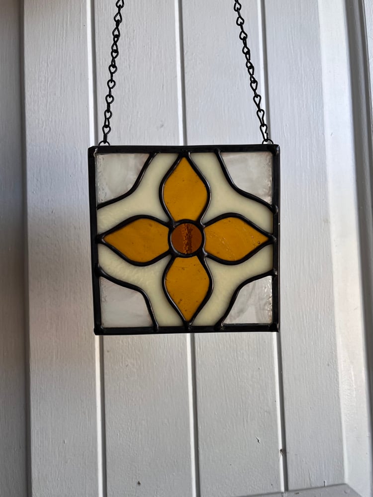 Image of Cream / amber flower tile