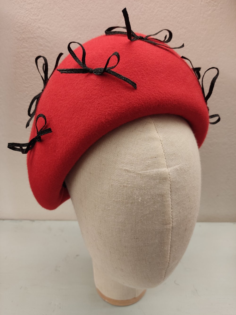 Image of Cappellino rosso con fiocchi