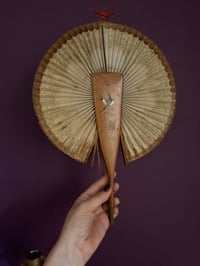 Image 2 of Magnifique éventail cocarde, en bois d’olivier, papier et miroir, 1880-1900.