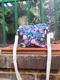 Image 2 of Bolso bandolera HORTENSIAS azul