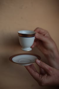 Image 2 of Feine Espresso/Mokkatasse mit gemustertem  Goldrand von Hutschenreuter