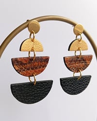 Image 17 of "Made of gold" - Collection de boucles d'oreilles en cuir upcyclé 