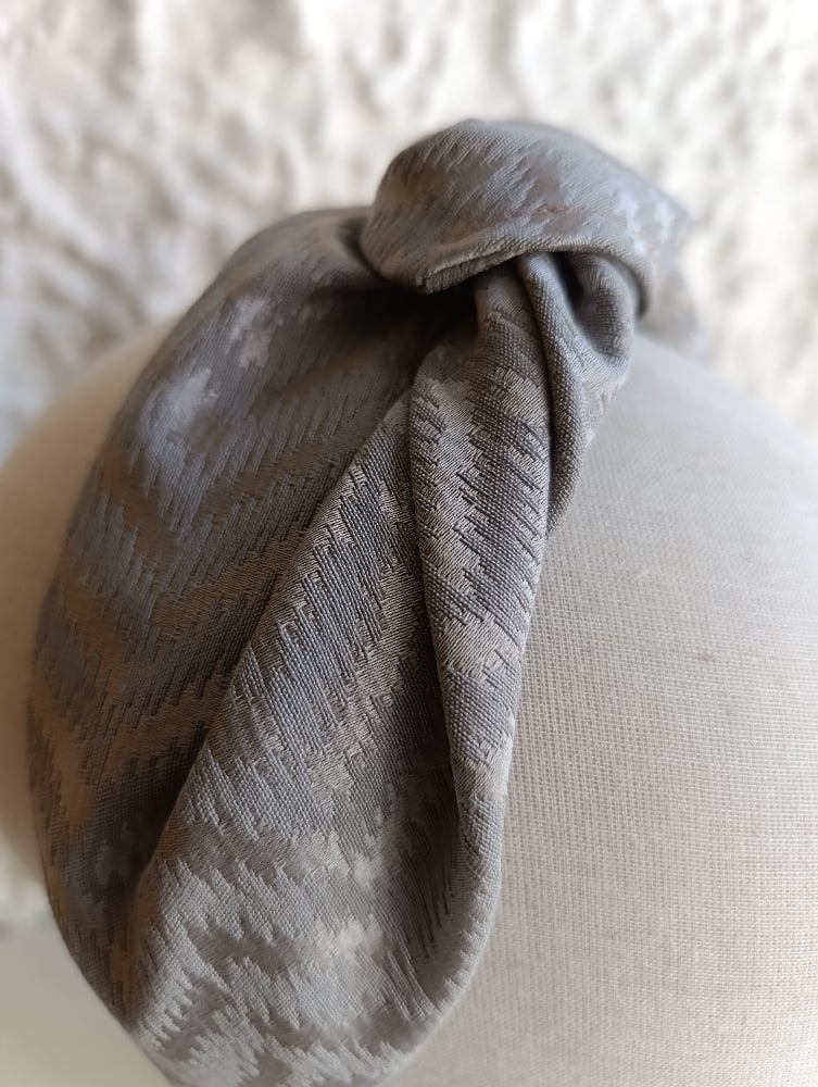 Image of Cerchietto a fascia grigio/argento con nodo centrale 
