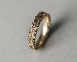 Image of  18ct gold 4mm oak leaf carved ring