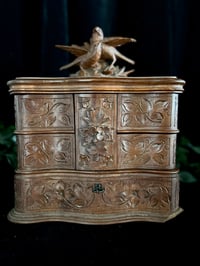 Image 16 of Incroyable coffre à bijoux, en bois sculpté, dite Forêt Noire, soie bleue, fin du 19ème s.