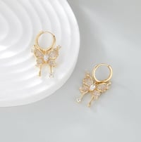 S W A L L O W T A I L  H U G G I E S 