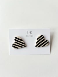 Paire de boucles d’oreilles céramique CŒURS XL rayures noires