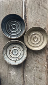 Image 1 of Sæbeskåle i mørkt ler