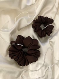 Image 8 of SCRUNCHIE OVERSIZED CHOCOLATE/CZEKOLADA