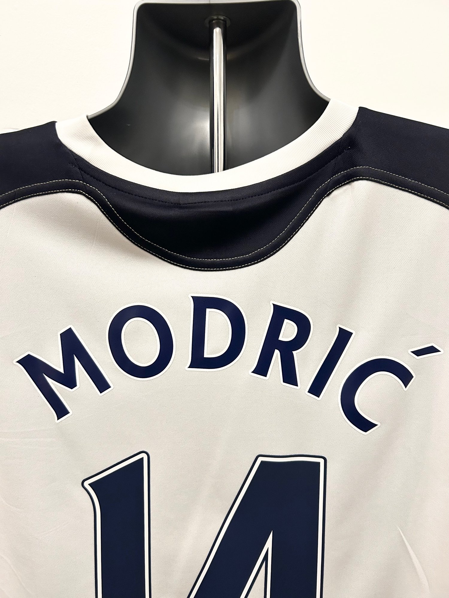 Image of Tottenham Hotspur “MODRIĆ 14” 2010/11 Home Shirt + PL patches (L)