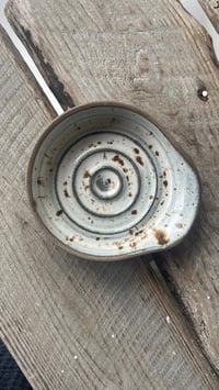 Image 3 of Spoonrest i mørkt ler