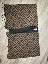 Image 2 of Fèndi Poncho
