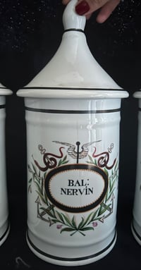 Image 3 of Très grand pot d’apothicaire, de la fin du XIXème siècle, porcelaine peinte: Bal: Nervin