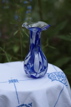 Image of Blumenvase, weiss-blau, mundgeblasen