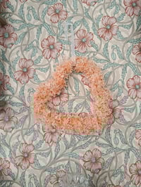 Image 1 of Couronne hortensia pêche et gypsophile blanc