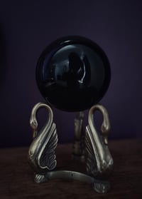 Image 3 of Superbe support ancien cygnes et boule en verre, noire de 10cm de diamètre