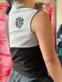 Image 6 of petals gray black courtneycourtney adult size m/l medium large mandarin collar tee tshirt top