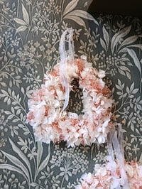 Image 3 of Couronne hortensia blanc et gypsophile rose 